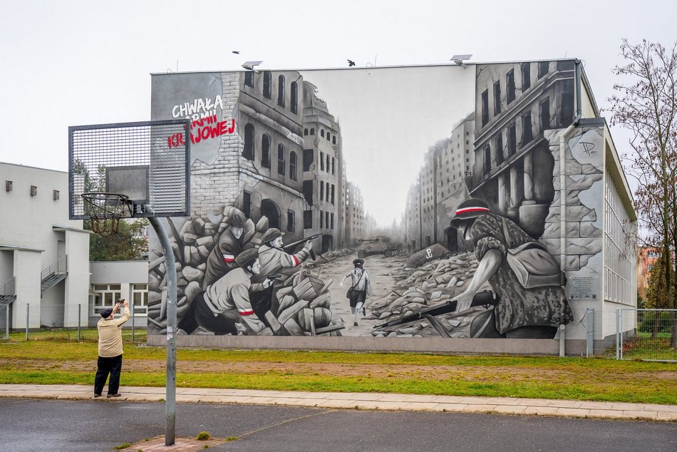 Łódź. XXXIII Liceum Ogólnokształcące im. Armii Krajowej w Łodzi - ul. Kusocińskiego 113