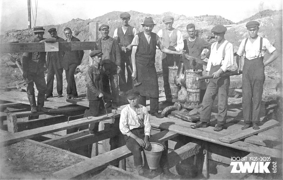 Łódź. Robotnicy przy ręcznej pompie do odprowadzania wody z wykopu