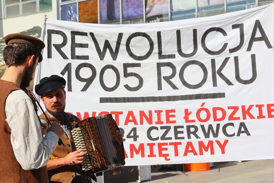 Marsz robotników podczas festiwalu REwolucja w Łodzi. Inscenizacja aktorów Teatru Chorea