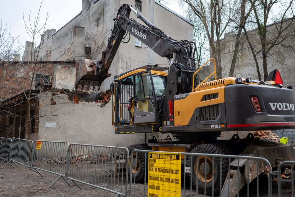Łódź. Wyburzanie rudery przy Gdańskiej w Łodzi. To kolejny ze 161 budynków do rozbiórki