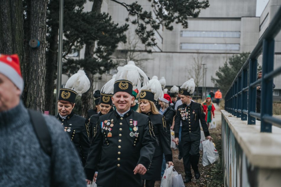 Łódź. Tradycja podtrzymana! Górnicy z Bełchatowa oddali krew i odwiedzili dzieci w Szpitalu Matki Polki w Łodzi