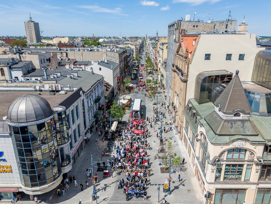 Łódź. Juwenalia 2026 w Łodzi czas start! Kolorowa parada studentów przeszła Piotrkowską
