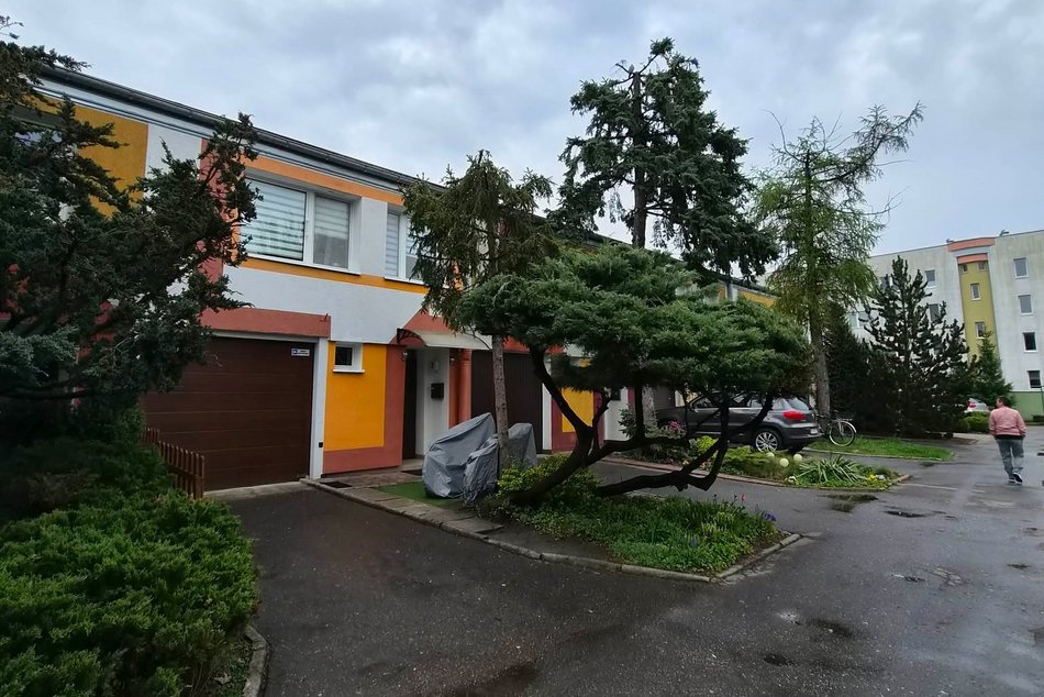 Łódź. Ukryte domki pomiędzy blokami w Łodzi. Niby Zarzew, a jak nadmorski kurort!