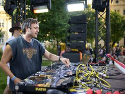 Łódź. Parada Wolności 2025 w Łodzi rozpoczęta. Wielkie tłumy już na samym początku imprezy!