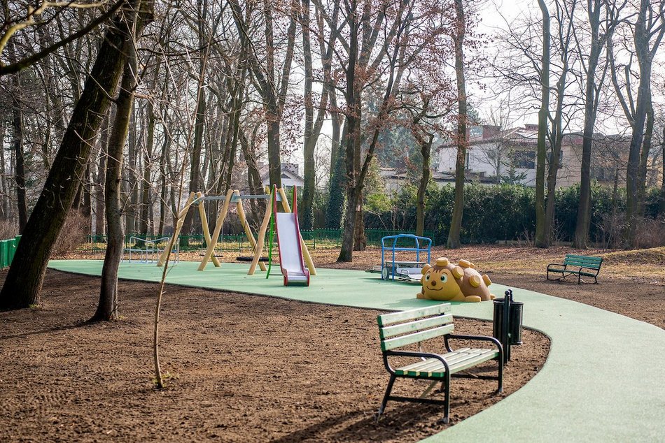 Łódź. Plac zabaw w Parku Julianowskim w Łodzi