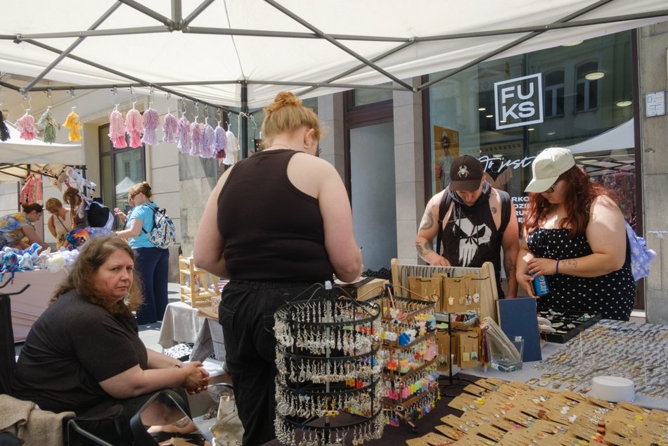 Łódź. Rękodzielnia na Piotrkowskiej w Łodzi. Kilkadziesiąt stoisk i różnorodny asortyment