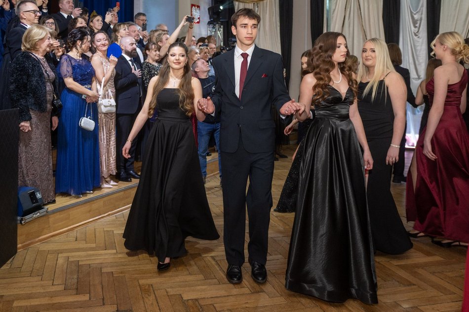 Łódź. Studniówka XXVI LO w Łodzi. Ależ oni zatańczyli... i jak pięknie wyglądali!