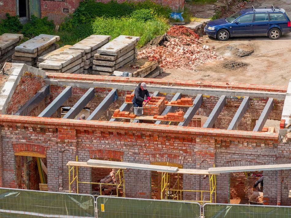 Łódź. Słynna fabryka Uniontex w Łodzi w trakcie remontu. Odwiedził ją Jan Paweł II