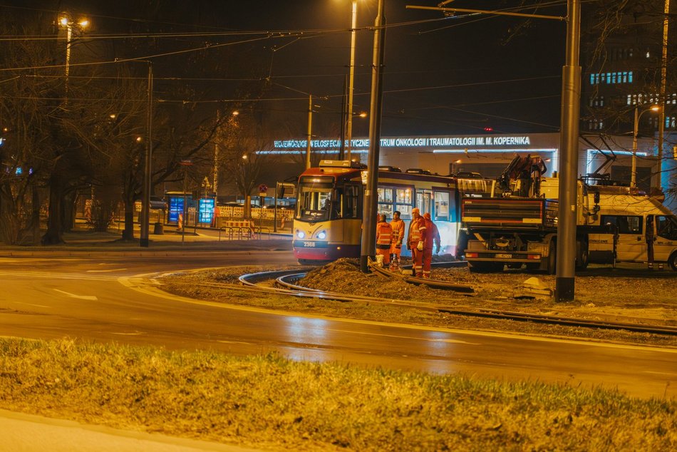 Nocne remonty torowiska MPK Łódź przy Rondzie Lotników Lwowskich