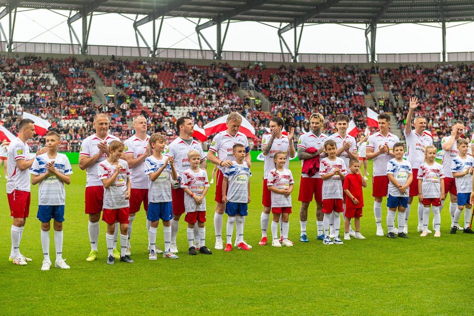 Łódź. Mecz Gwiazd w Łodzi. Na murawie Boniek, Krzynówek, Krychowiak