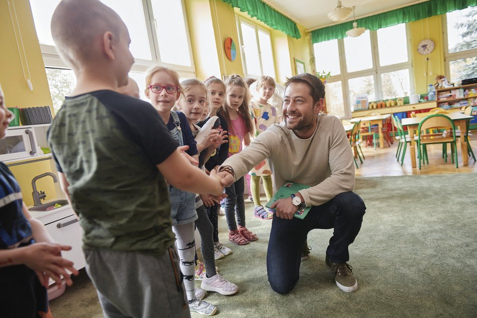 Akcja "Bajeczni Adwokaci" w Przedszkolu Miejskim nr 141 w Łodzi. Adwokaci czytali przedszkolakom książkę o swojej pracy