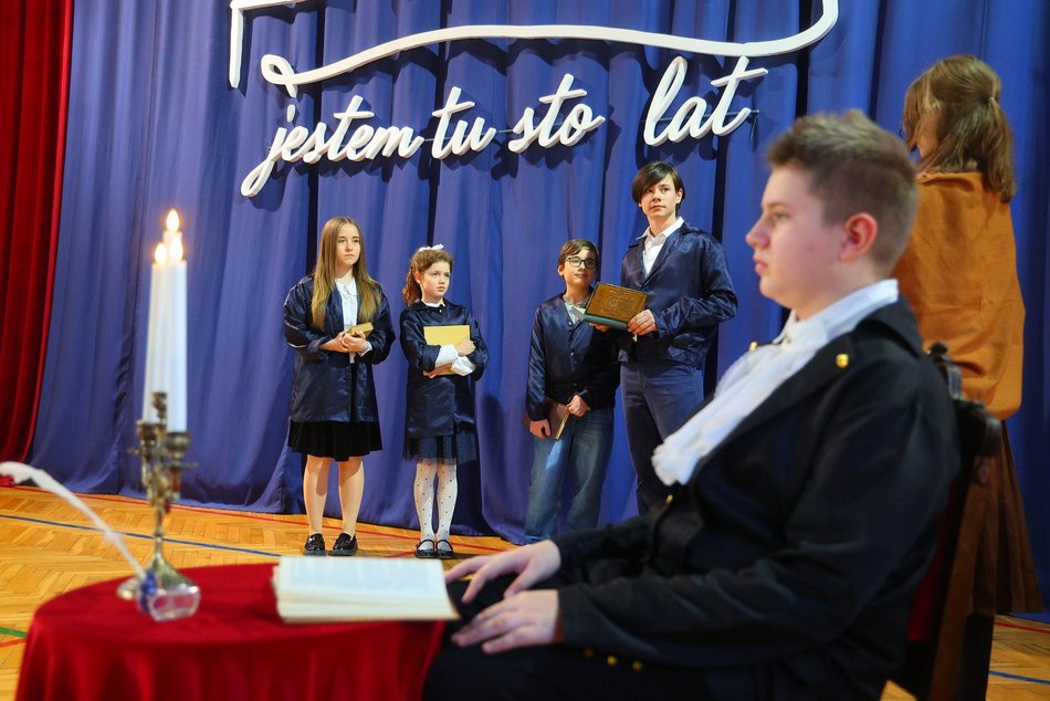 Łódź. Jubileusz w Szkole Podstawowej nr 42 w Łodzi. Huczne obchody z okazji 100-lecia