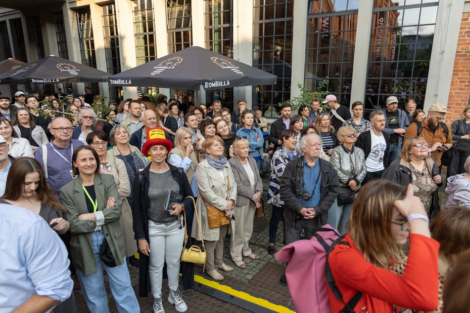 Łódź. Fotofestiwal 2025 w Łodzi rozpoczęty. Tłumy na inauguracji