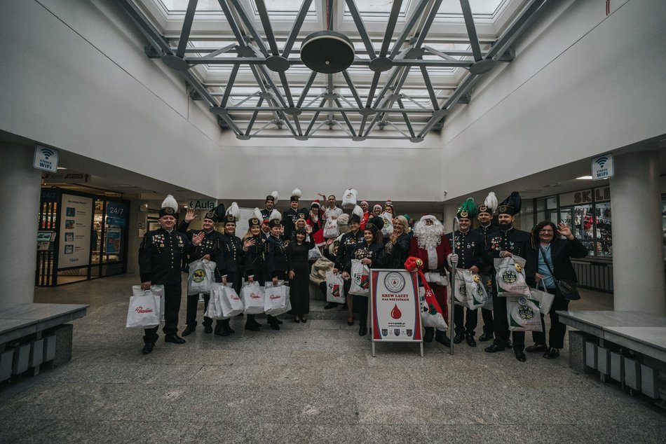 Łódź. Tradycja podtrzymana! Górnicy z Bełchatowa oddali krew i odwiedzili dzieci w Szpitalu Matki Polki w Łodzi