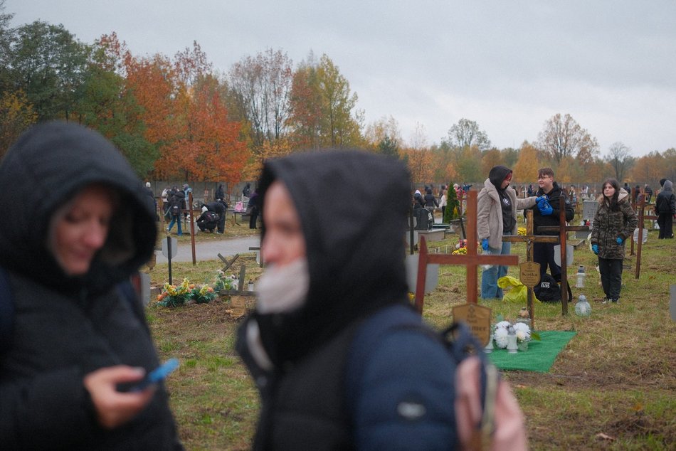 Światełko Pamięci na cmentarzu przy Zakładowej w Łodzi. Wolontariusze zapalili znicze
