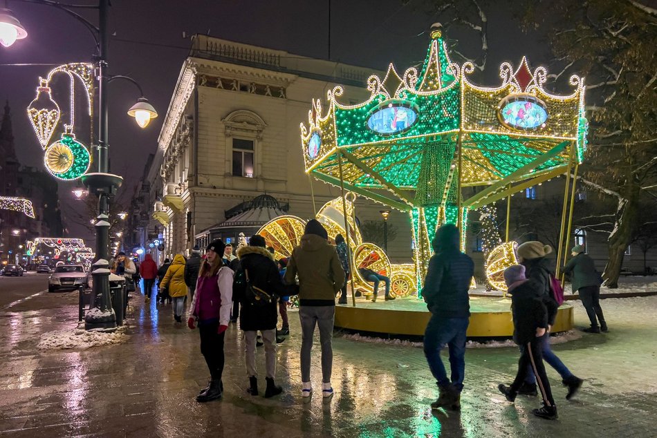 Різдвяна Piotrkowska в сніжній обстановці, фото ŁÓDŹ.PL