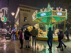 Різдвяна Piotrkowska в сніжній обстановці, фото ŁÓDŹ.PL