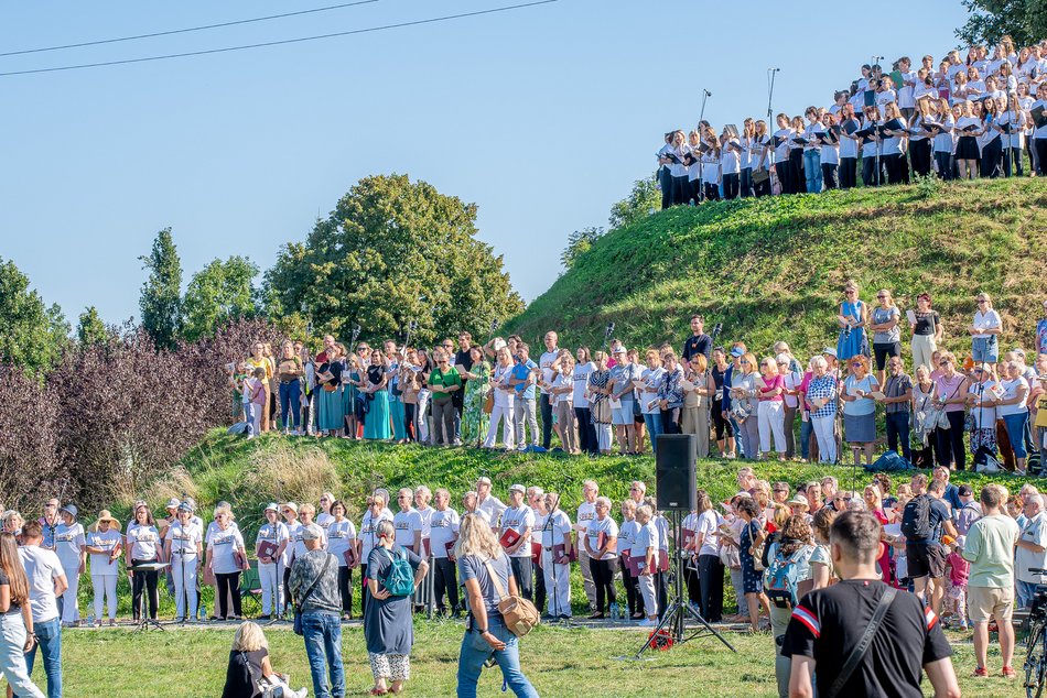 Wielkie wspólne śpiewanie "Prząśniczki" w parku Ocalałych