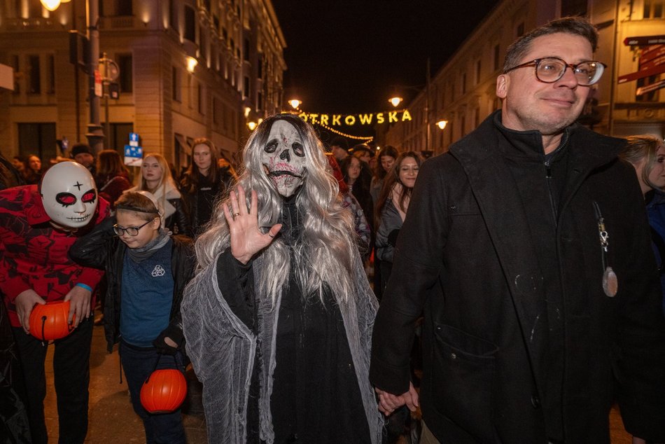 Łódź. Halloweenowa parada przeszła Piotrkowską w Łodzi. Tłumy duchów, czarownic i zombie!