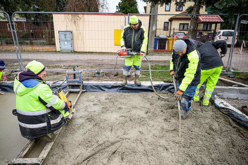 Łódź. Nowa podbudowa drogi, krawężniki i płyty postojowe dla MPK Łódź na Biegunowej