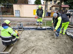 Łódź. Nowa podbudowa drogi, krawężniki i płyty postojowe dla MPK Łódź na Biegunowej