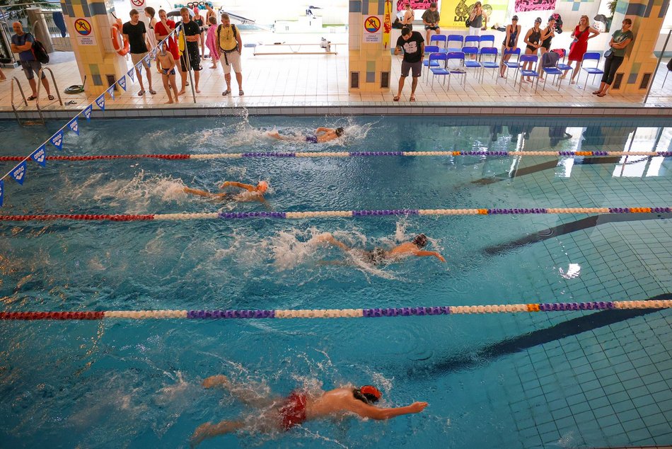 Zawody pływackie zorganizowane przez Międzyszkolny Klub Sportowy „Trójka”