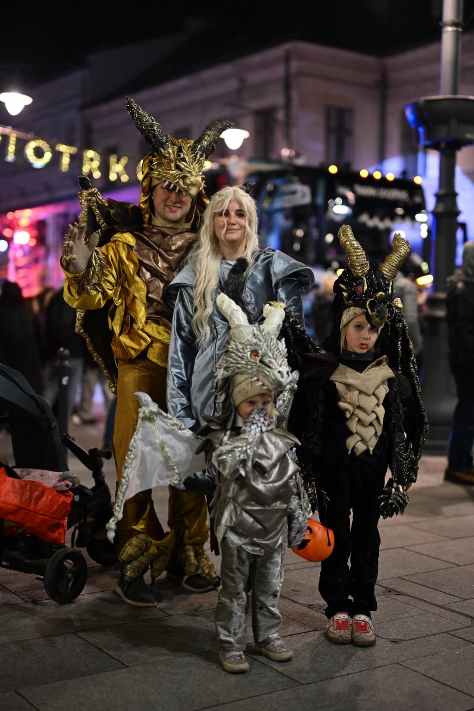 Łódź. Halloweenowa parada przeszła Piotrkowską w Łodzi. Tłumy duchów, czarownic i zombie!