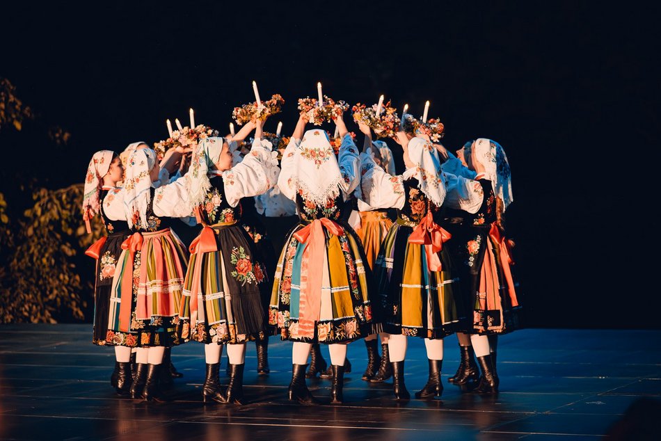 Łódź. Noc Świętojańska w Ogrodzie Botanicznym w Łodzi. Magia światła, natury i folkloru