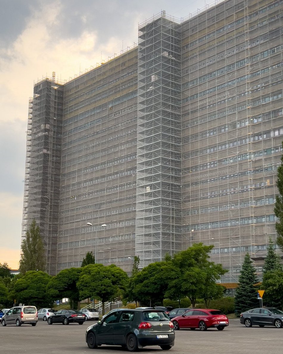 budynek przykryty rusztowaniami