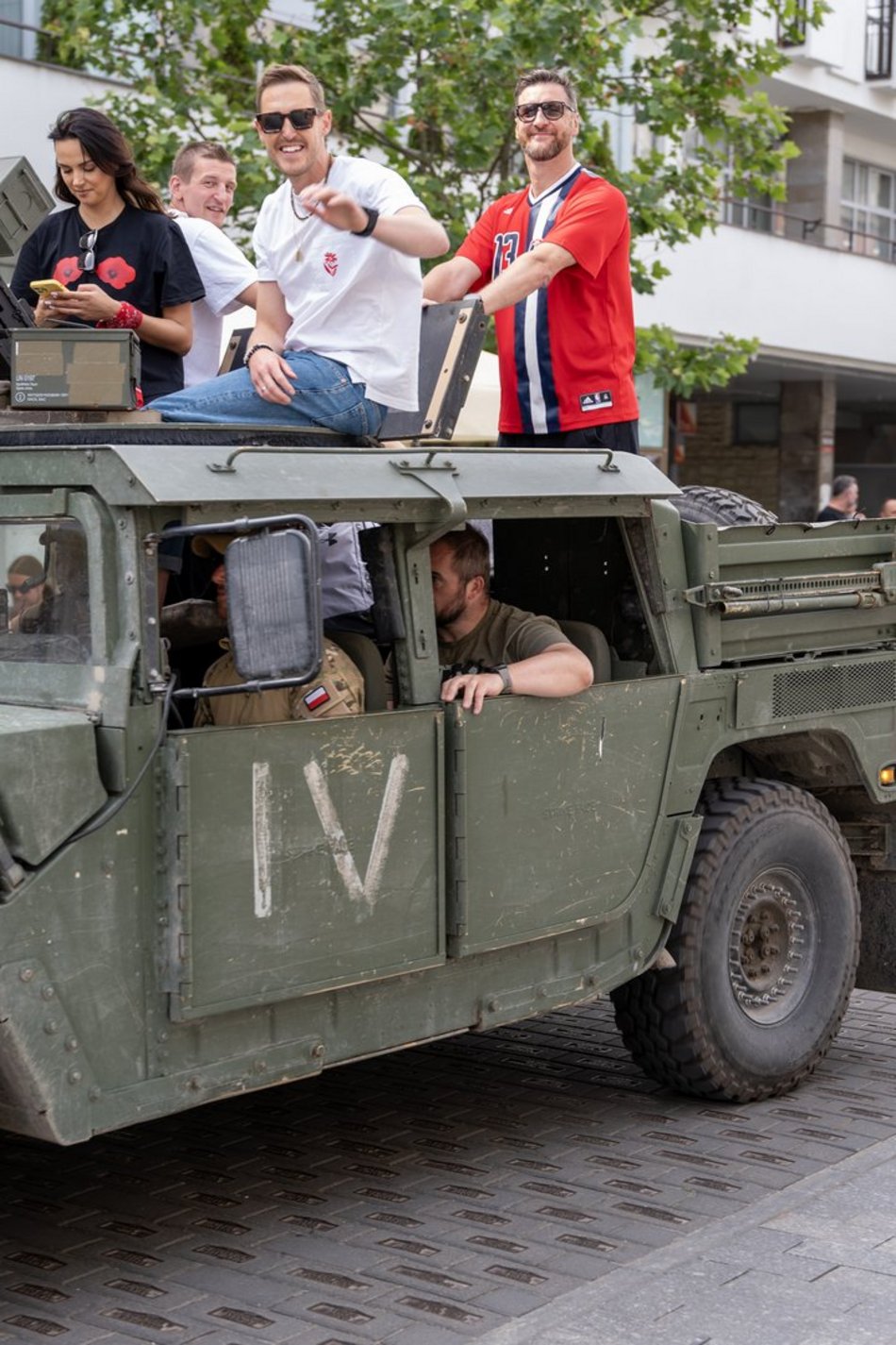 Parada na Piotrkowskiej przed meczem Marcina Gortata z NATO