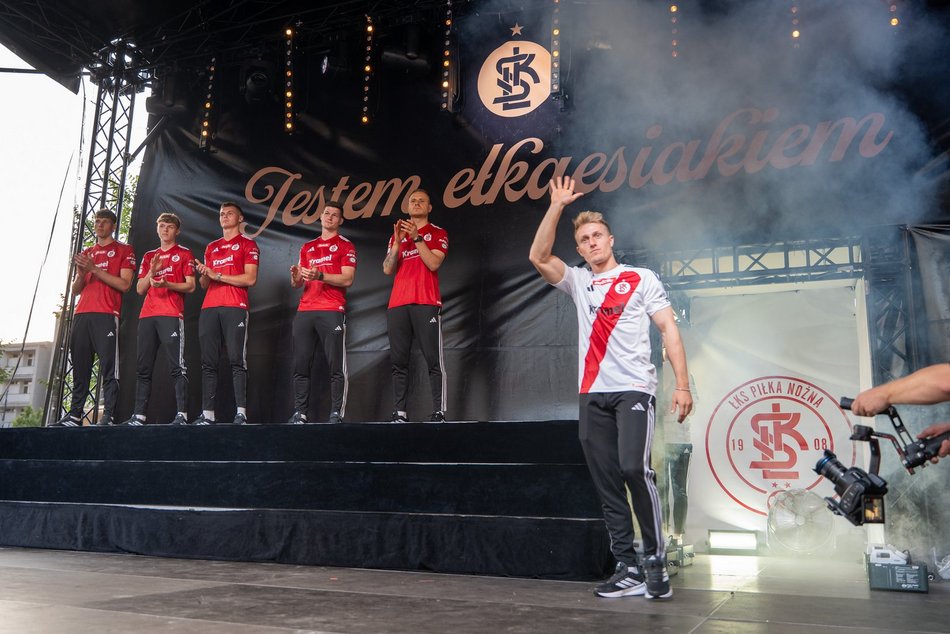 ŁKS Łódź zaprezentował skład na placu Wolności! Byłeś/aś tam? Odszukaj się w galerii