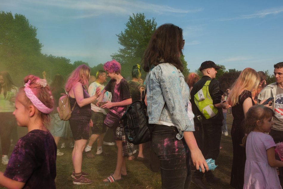 Łódź. Festiwal kolorów na Stawach Jana w Łodzi. Tłumy wzięły udział w bitwie na kolorowy proszek!