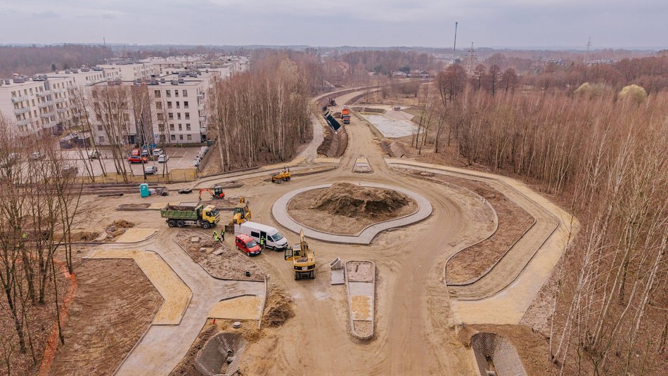 Łódź. Przedłużenie Kaczeńcowej w Łodzi. Nowe rondo przy Rąbieńskiej nabiera kształtów