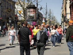 Łódź. Majówka na Piotrkowskiej w Łodzi. Tłumy spacerowiczów od rana do wieczora!