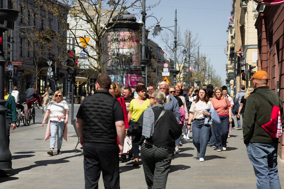Łódź. Majówka na Piotrkowskiej w Łodzi. Tłumy spacerowiczów od rana do wieczora!
