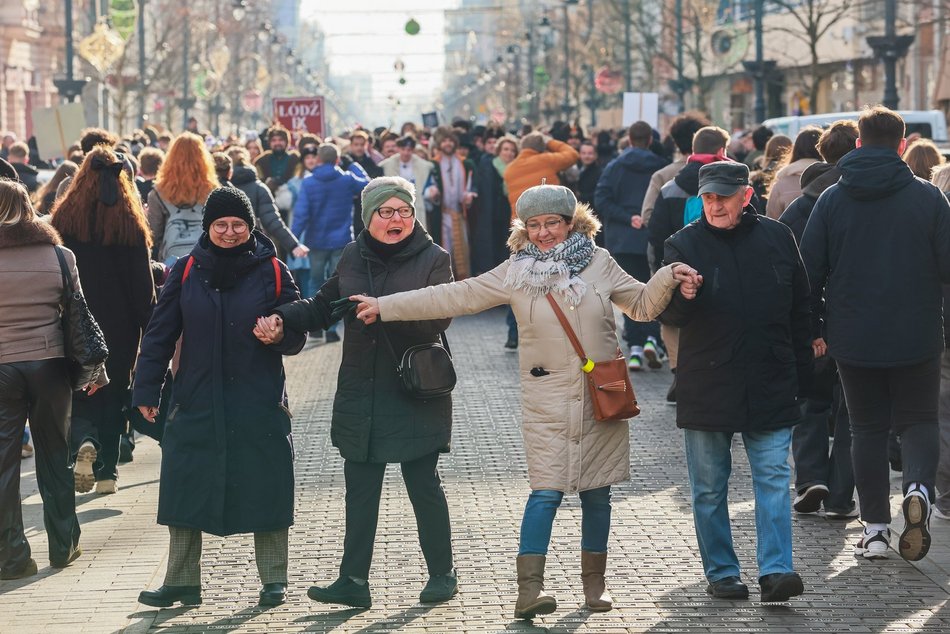 Łódź. Polonez dla Łodzi. Tłumy maturzystów zatańczyły na Piotrkowskiej. Razem z nimi łodzianie!
