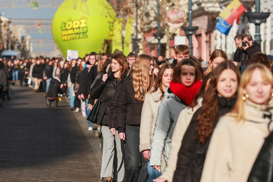 Łódź. Polonez dla Łodzi. Tłumy maturzystów zatańczyły na Piotrkowskiej. Razem z nimi łodzianie!