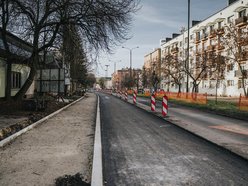 Remont Uniwersyteckiej w Łodzi nie zwalnia tempa. Budują chodniki i parkingi