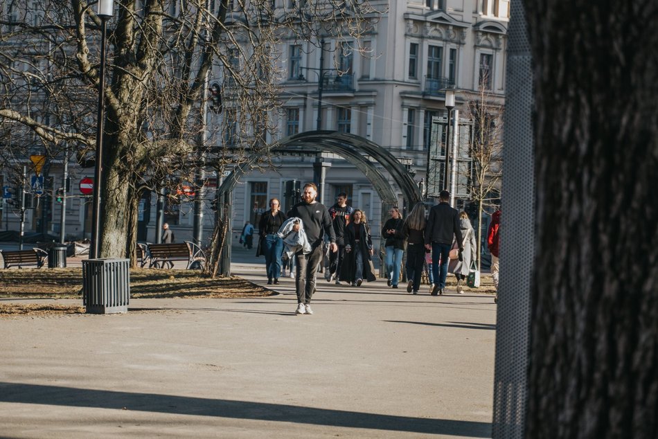 Łódź. Łódź nie tęskni za zimą! Tłumy Łodzian spacerowały po Piotrkowskiej i Parku Staromiejskim