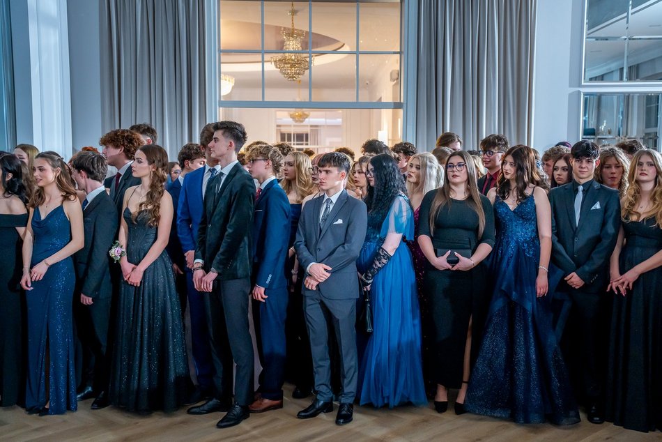 Łódź. Studniówka IV LO w Łodzi. Kreacje, które zapierały dech i radość na twarzach młodzieży