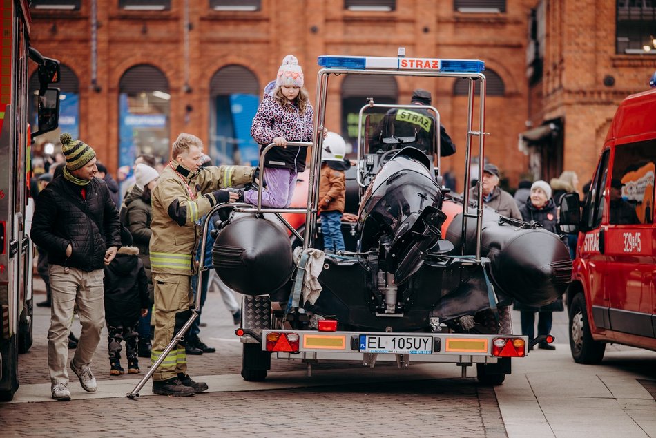Łódź. WOŚP 2025 w Łodzi. Kultowe pojazdy zjechały do Manufaktury
