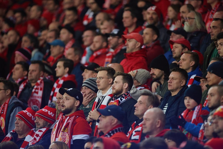 zdjęcia kibiców na trybunach