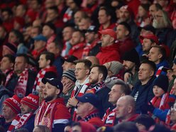 zdjęcia kibiców na trybunach