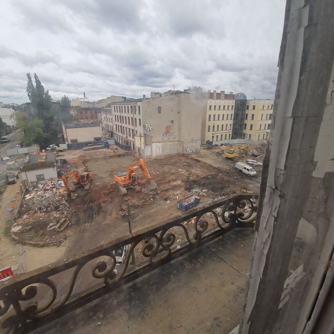 Widok z okna kamienicy na powstający obok przystanek łódzkiego metra , mat. pras