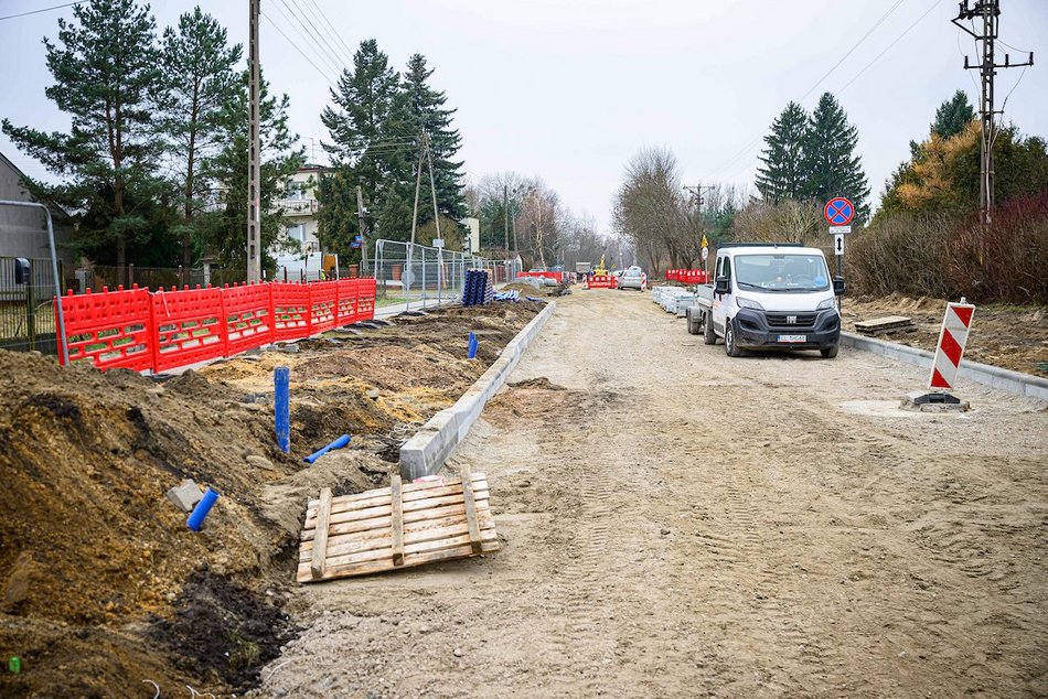 Łódź. Nowa podbudowa drogi, krawężniki i płyty postojowe dla MPK Łódź na Biegunowej