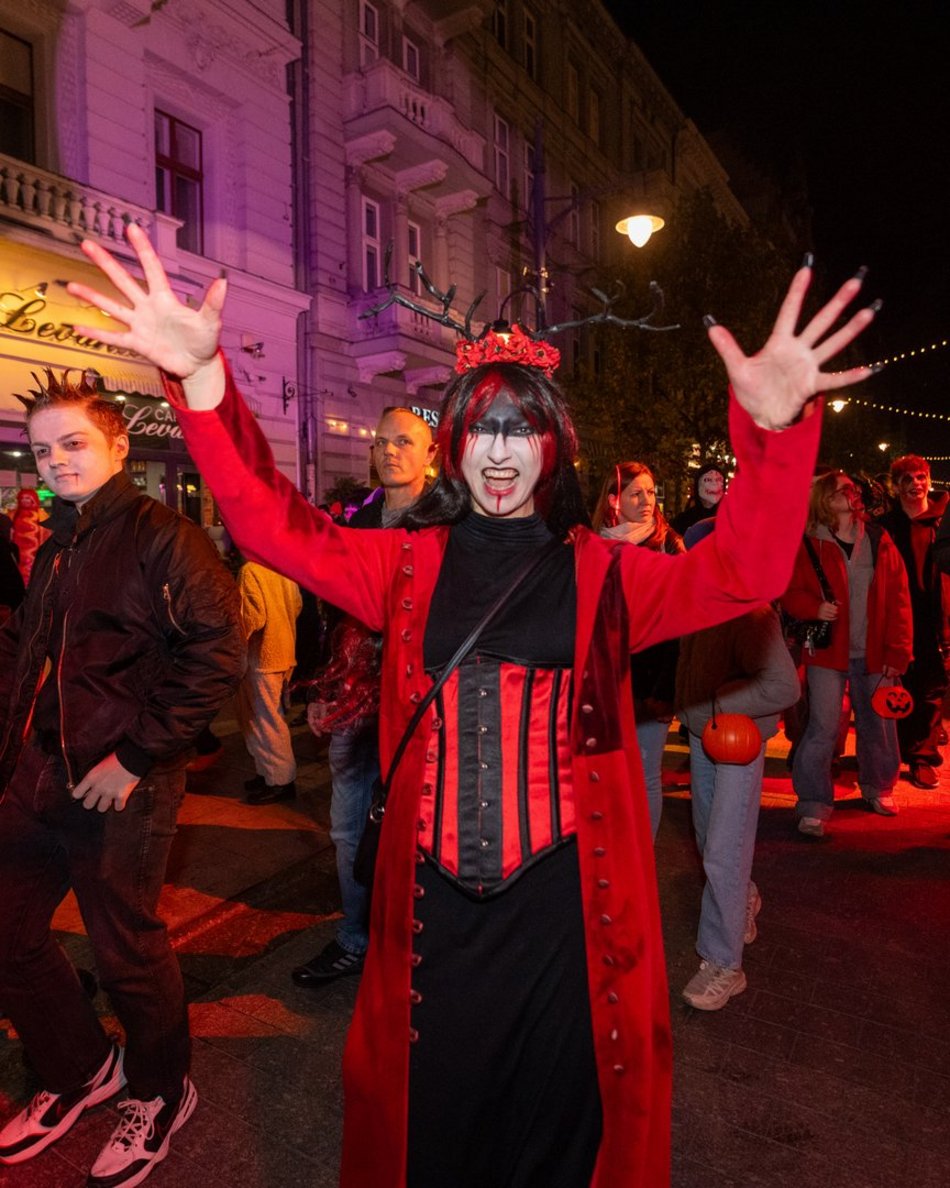 Łódź. Halloweenowa parada przeszła Piotrkowską w Łodzi. Tłumy duchów, czarownic i zombie!