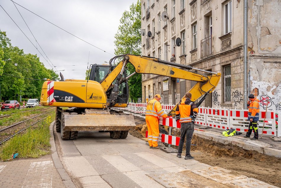 Łódź. Remont Pabianickiej nie zwalnia tempa. Nowe krawężniki, chodnik i nawierzchnia