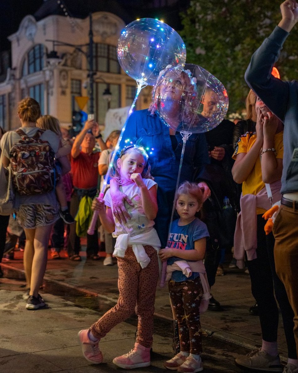 ludzie na festiwalu światła w Łodzi