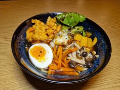 [Translate to Ukraiński:] Ramen w restauracji Maiki Sushi