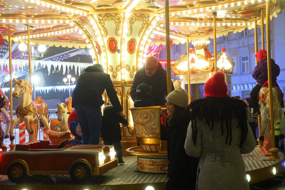 Tłumy na otwarciu Jarmarku Bożonarodzeniowego w Łodzi. Byłeś/aś? Znajdź się na zdjęciach!